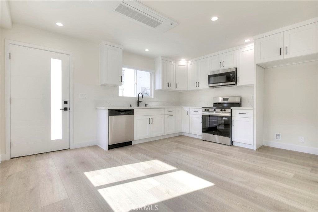 1070 Allen Ave - Photo 4 of 23