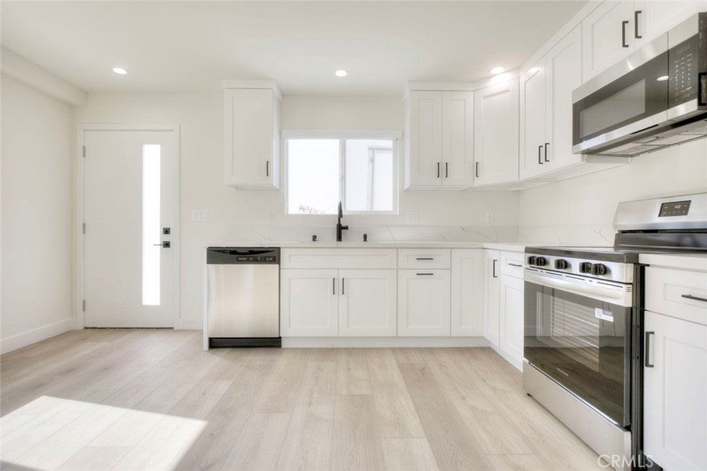 1070 Allen Ave - Photo 5 of 23