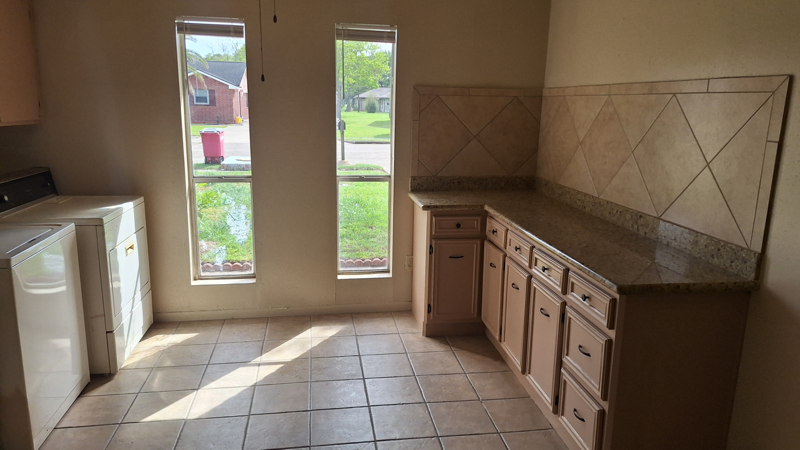 1410 N Avenue R - Photo 4 of 35