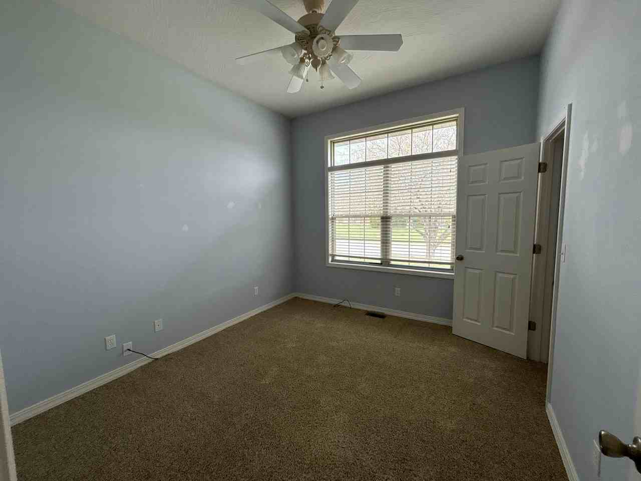 812 E Spring Dr - Photo 6 of 21