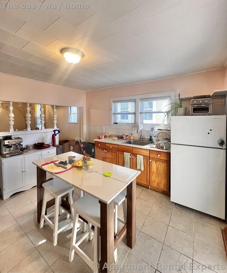 282 Lowell St - Photo 7 of 11