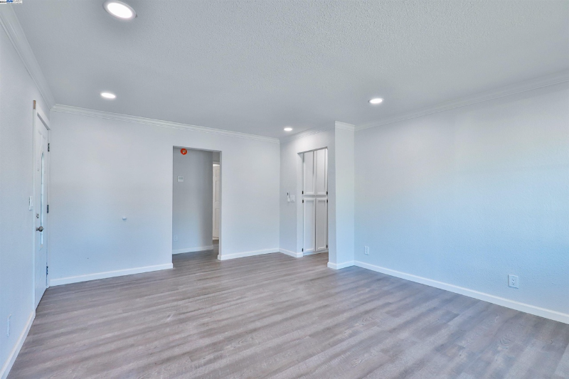 102 Redwood Ave #A - Photo 2 of 9