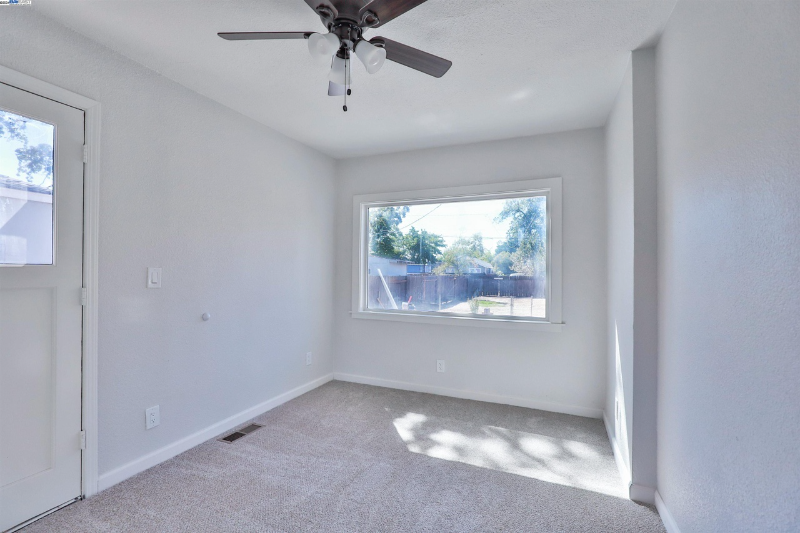 102 Redwood Ave #A - Photo 6 of 9