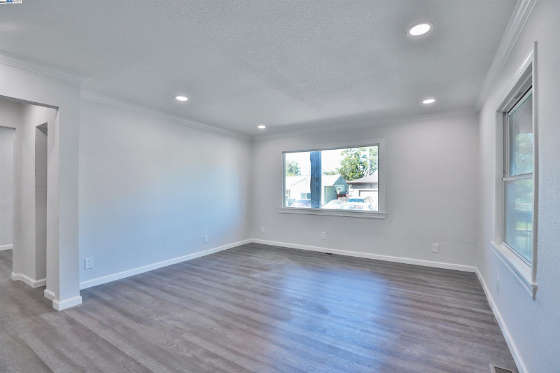 102 Redwood Ave #A - Photo 7 of 9