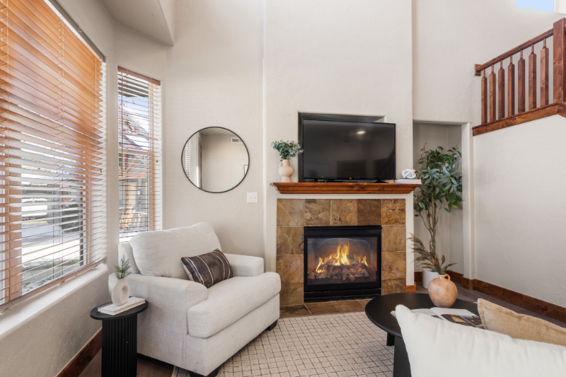 6095 Fox Pointe Cir #A1 - Photo 4 of 23