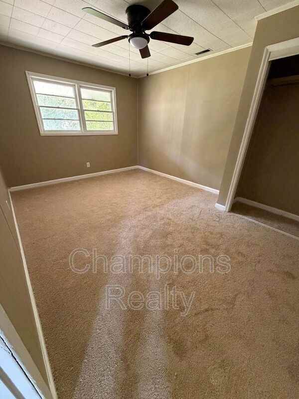 1502 Baker St - Photo 3 of 19