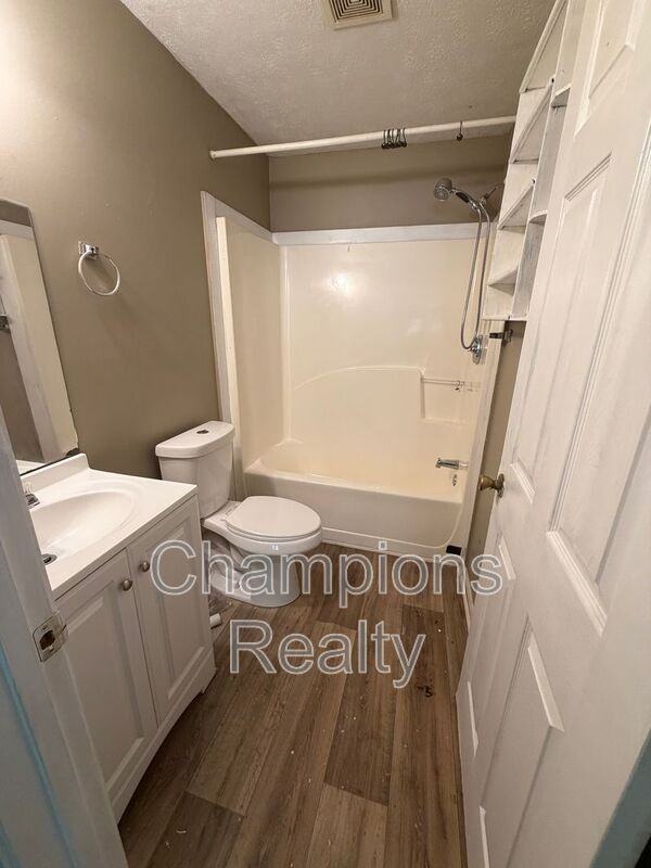 1502 Baker St - Photo 4 of 19