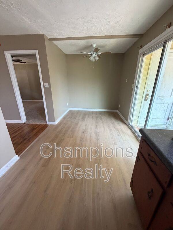 1502 Baker St - Photo 5 of 19