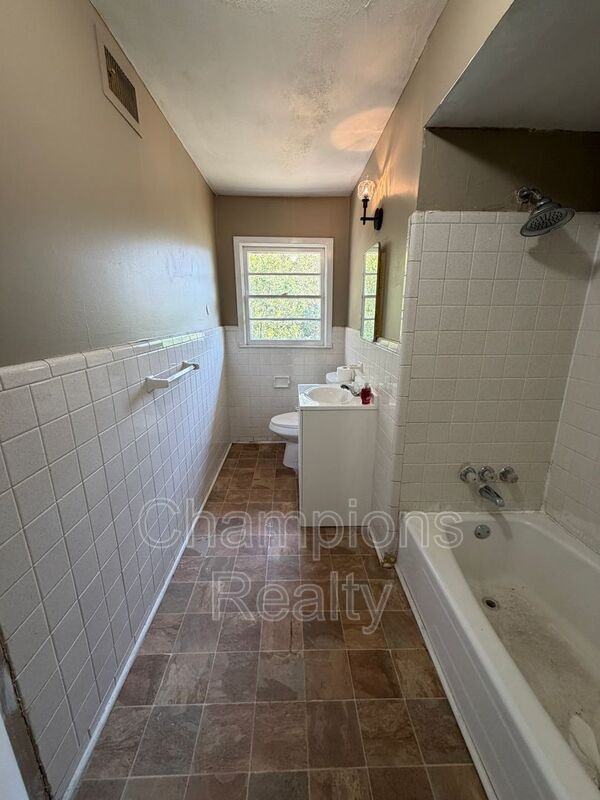 1502 Baker St - Photo 6 of 19