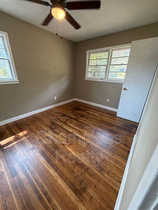 1502 Baker St - Photo 7 of 19