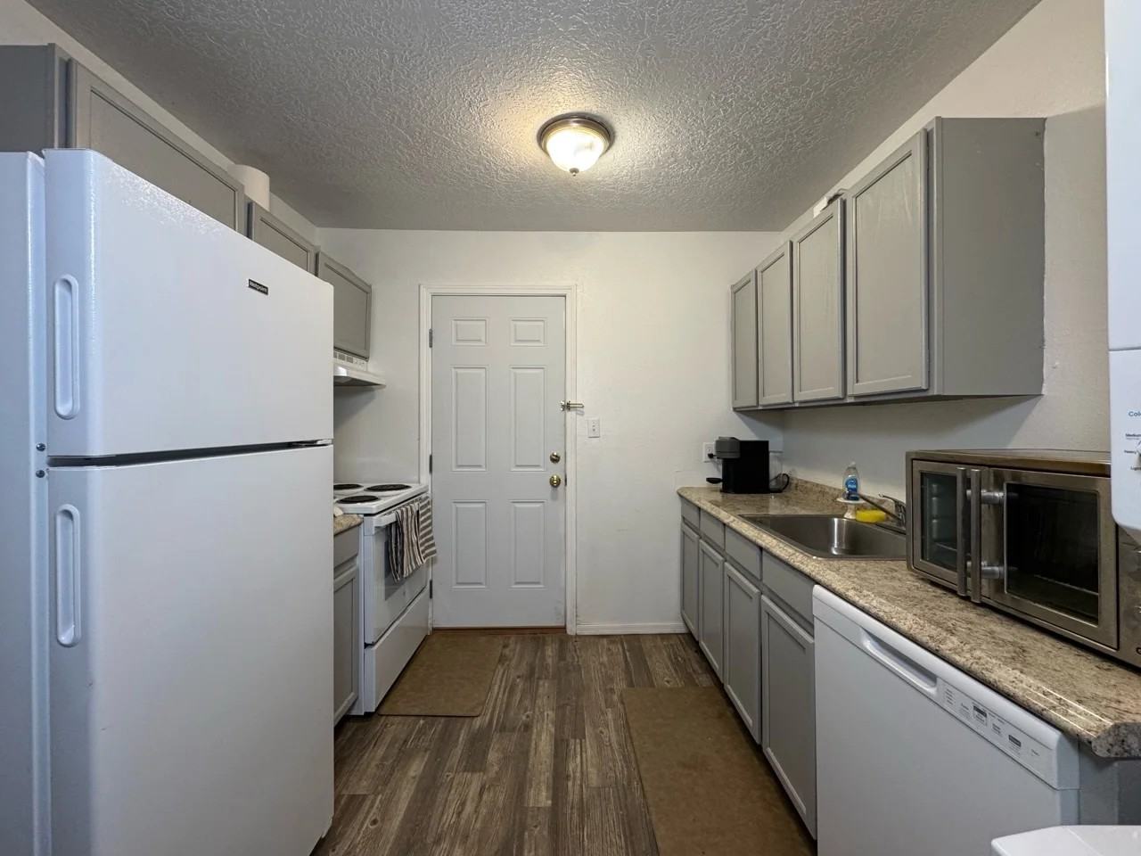 652 Vancouver Rd Se #C - Photo 5 of 11