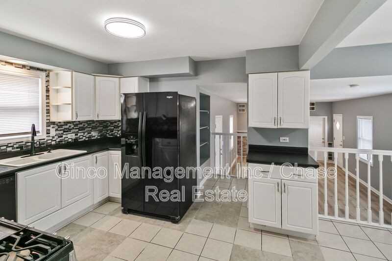 14500 Sawyer Ave - Photo 2 of 10