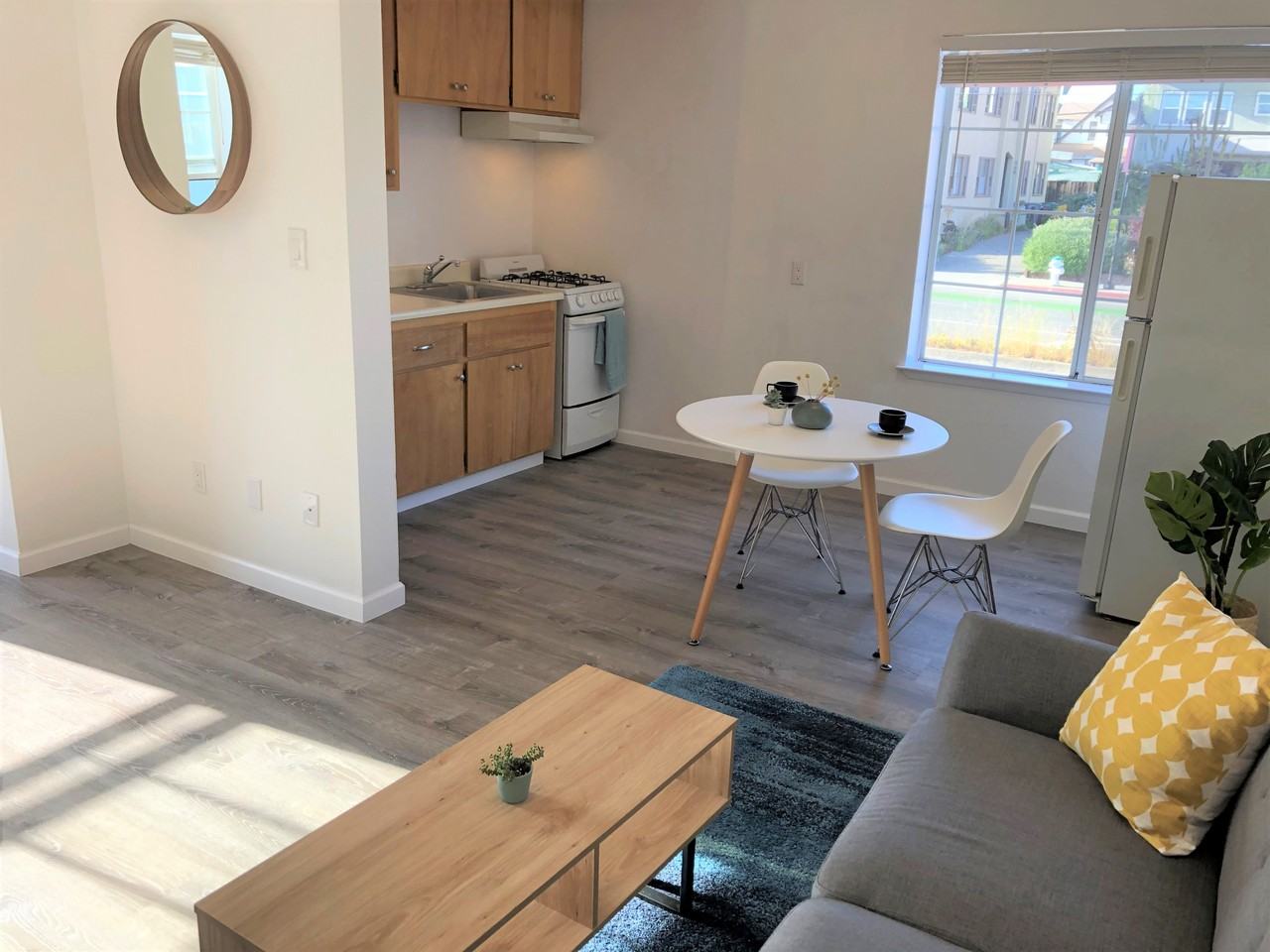 445 40th St #11 - Photo 4 of 12