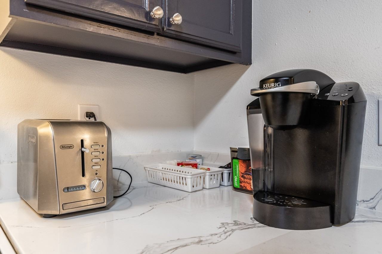 2141 S Sheridan Ave - Photo 2 of 11