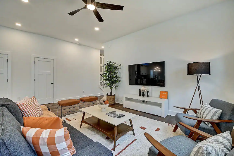 1029 Saint Peter St - Photo 4 of 19