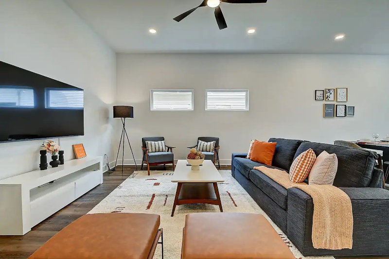 1029 Saint Peter St - Photo 7 of 19