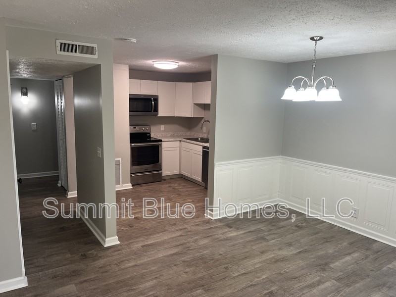 555 N Dupont Ave - Photo 2 of 13