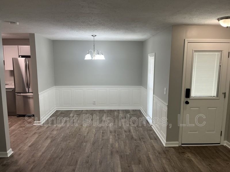 555 N Dupont Ave - Photo 3 of 13