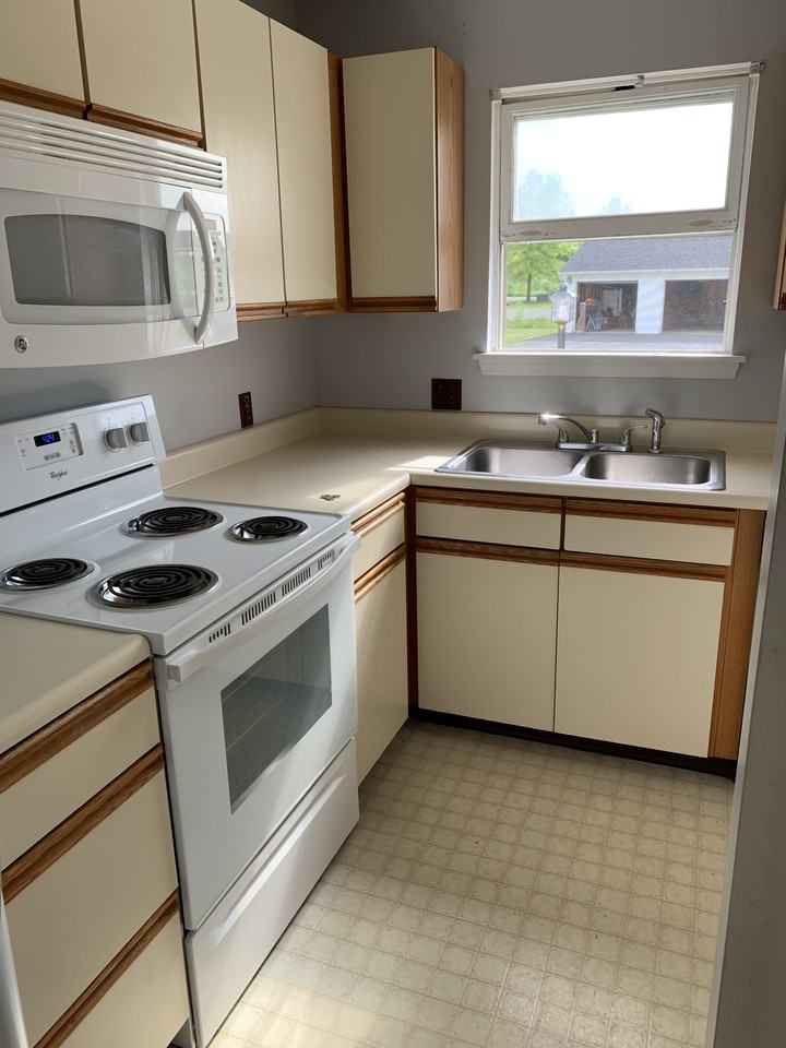 32 Oakwood Dr #32 - Photo 2 of 4