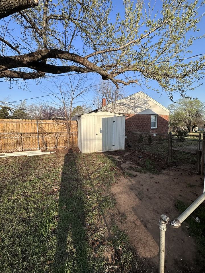 2400 Nw 36th St - Photo 2 of 11