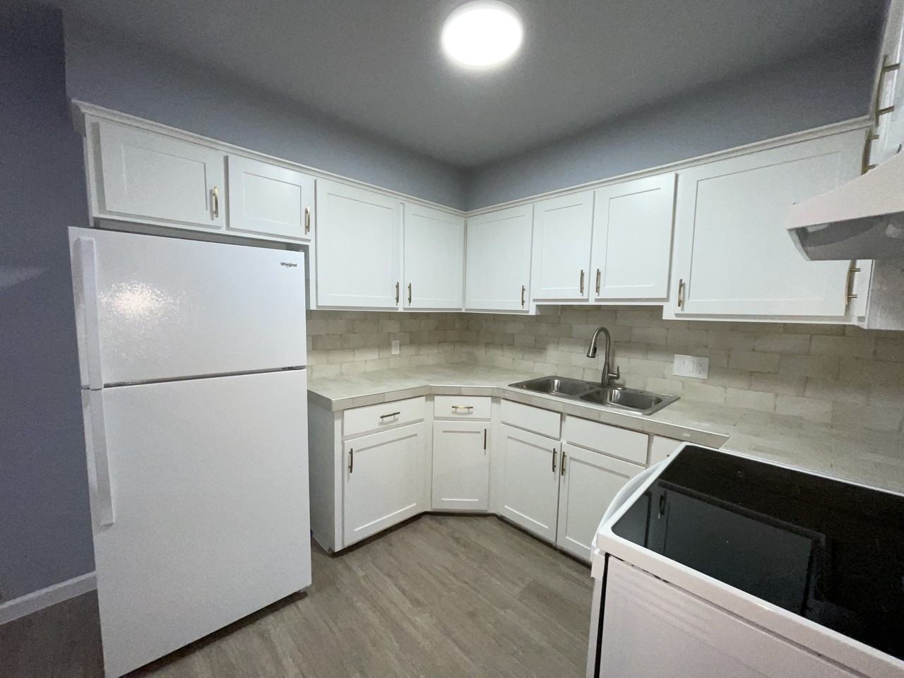 625 Augusta Ave #9 - Photo 2 of 9