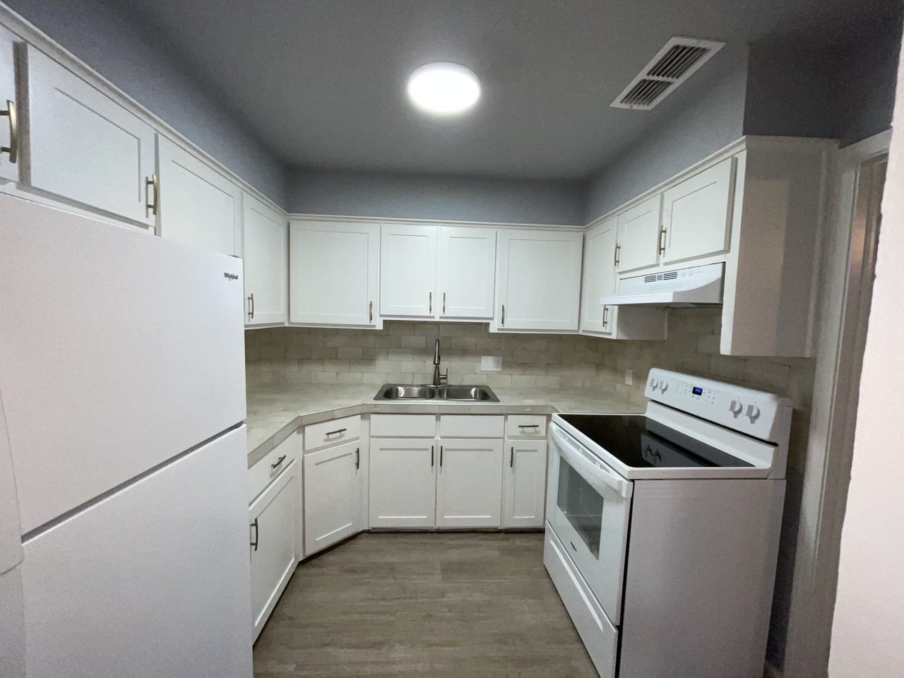 625 Augusta Ave #9 - Photo 4 of 9