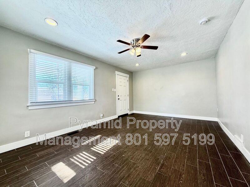 3185 S St #A - Photo 4 of 18