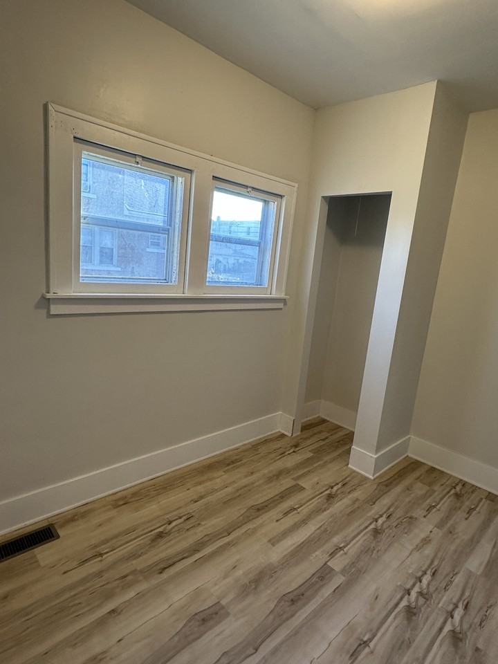 1119 Summit St #1 - Photo 6 of 10