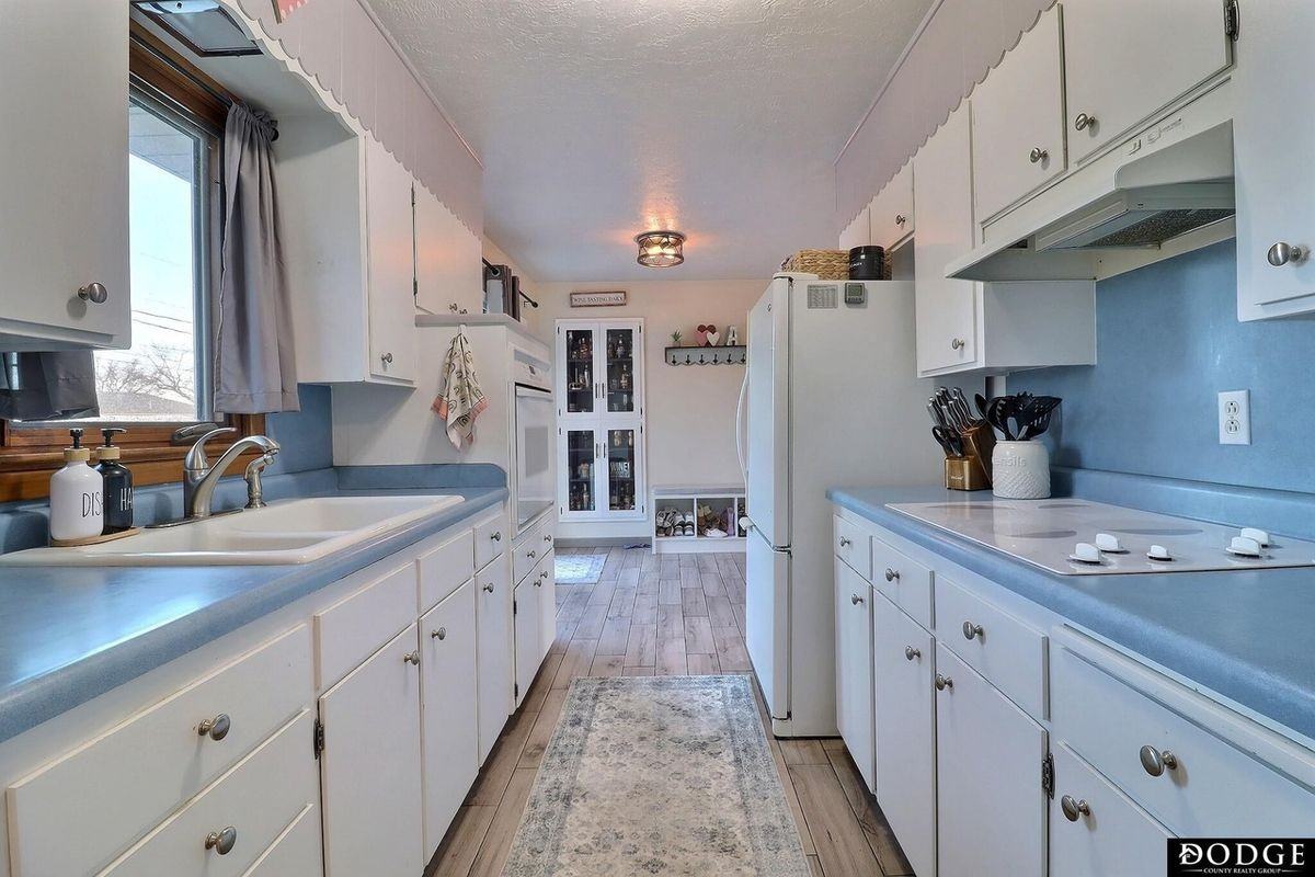 2049 Pearl St - Photo 2 of 11