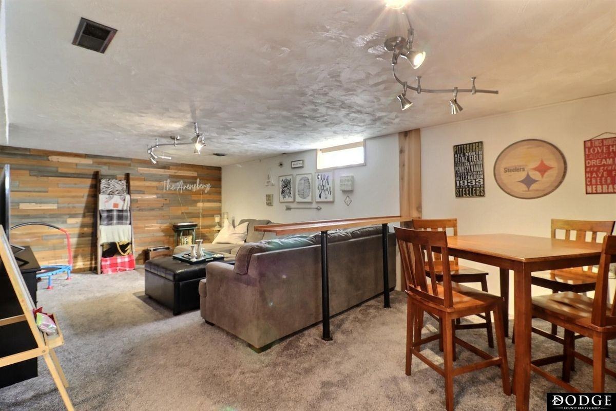 2049 Pearl St - Photo 3 of 11