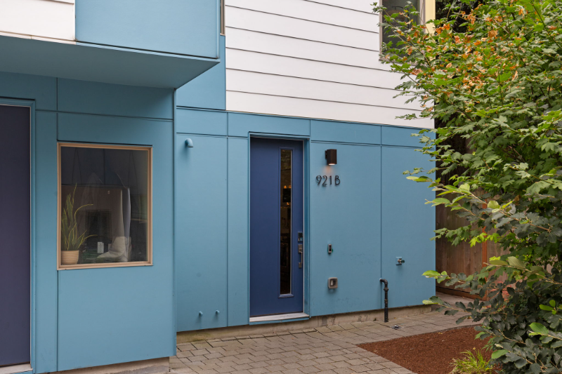 921 10th Ave E #B - Photo 3 of 20