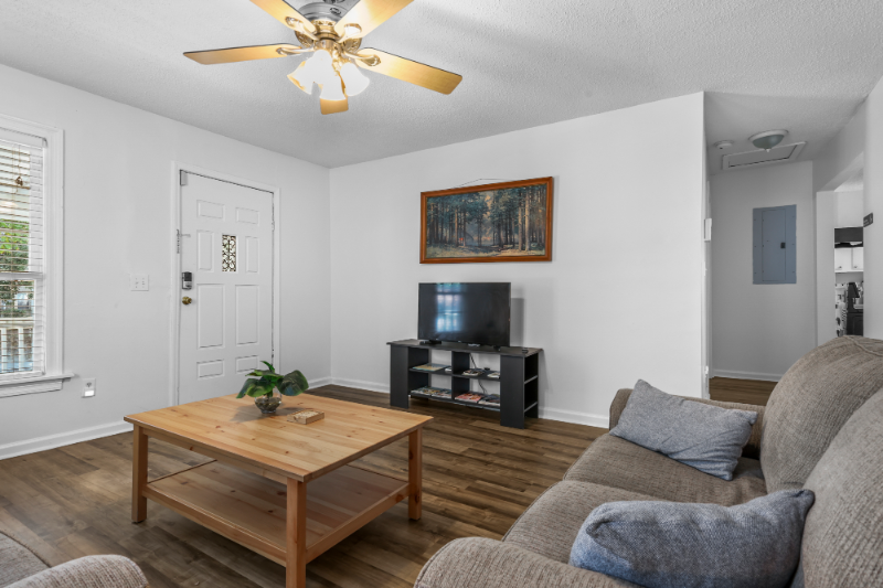 818 Avenue B Ne - Photo 3 of 15