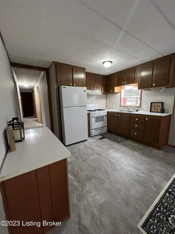 740 Chandler Ave - Photo 4 of 6