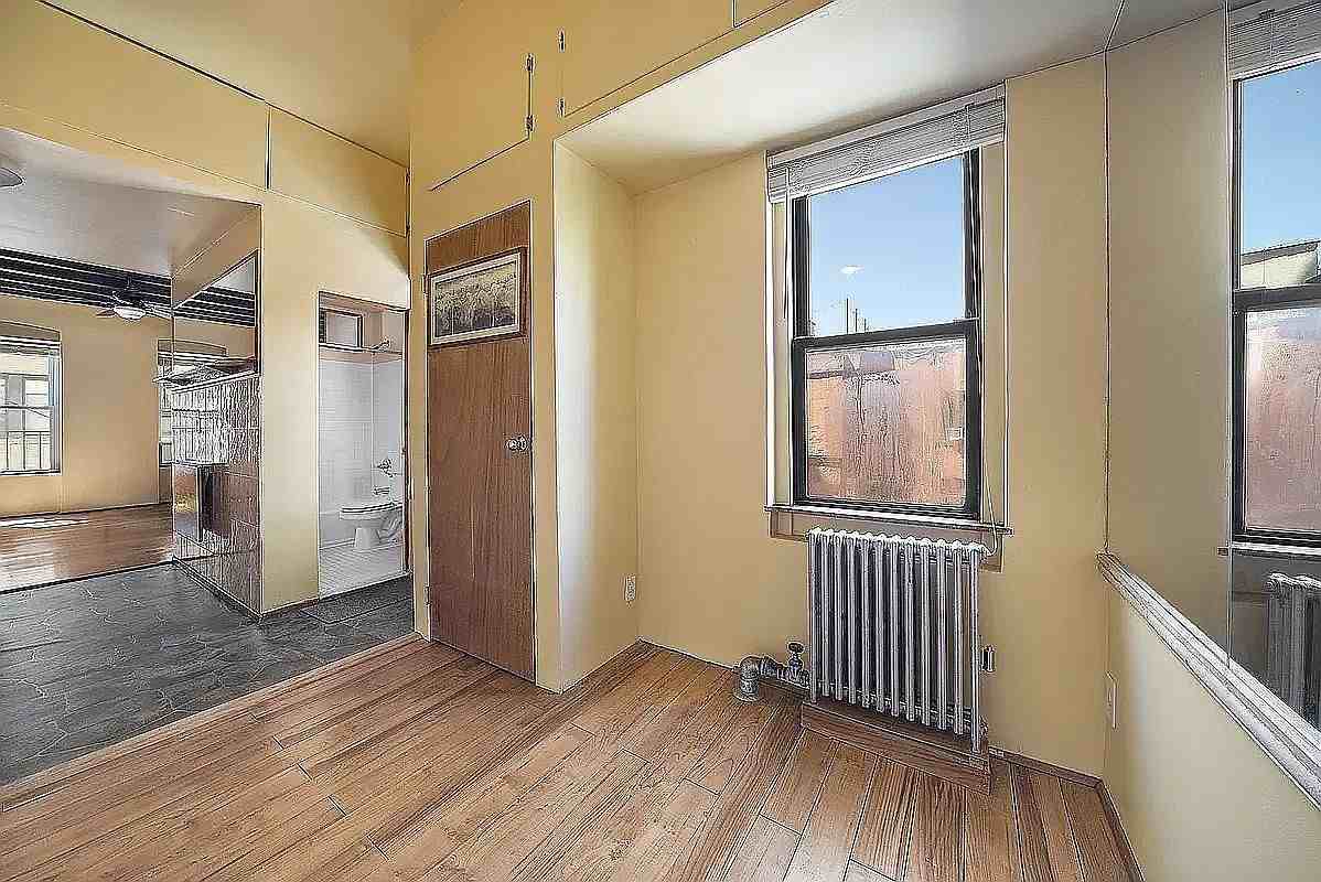 312 W 49th St #5RW - Photo 2 of 4