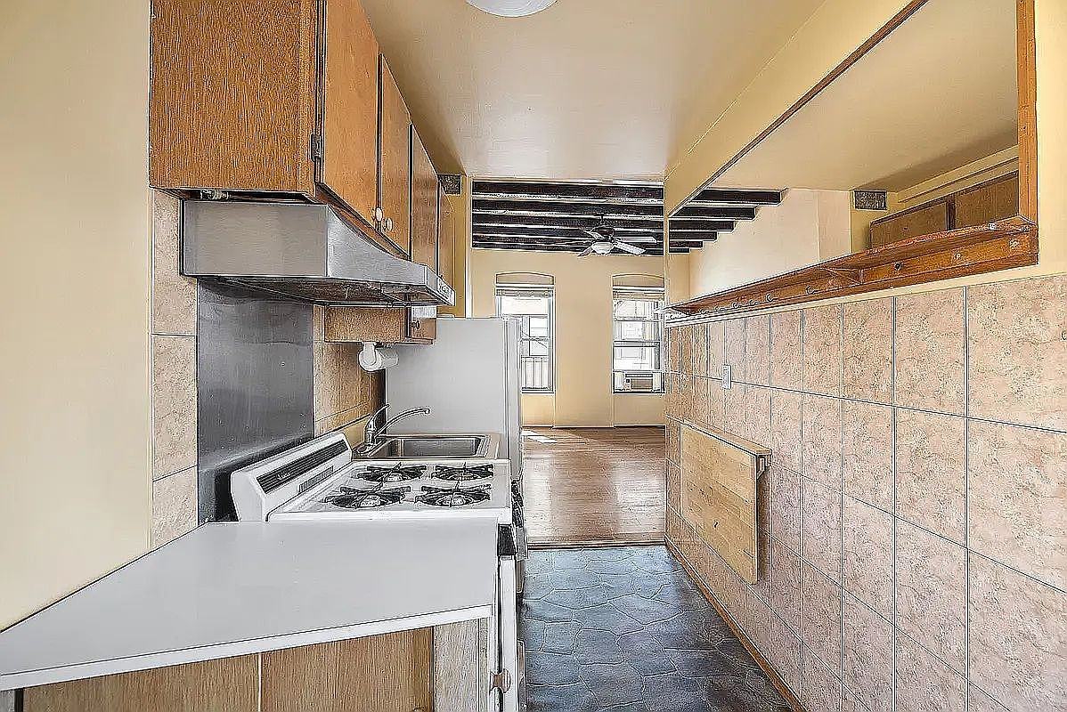 312 W 49th St #5RW - Photo 3 of 4