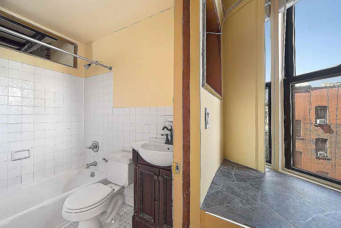 312 W 49th St #5RW - Photo 4 of 4