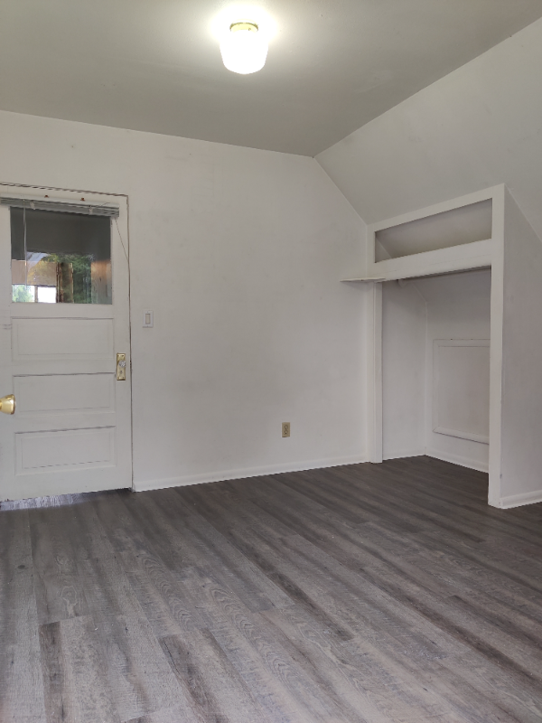 4409 5th Ave Ne - Photo 4 of 15