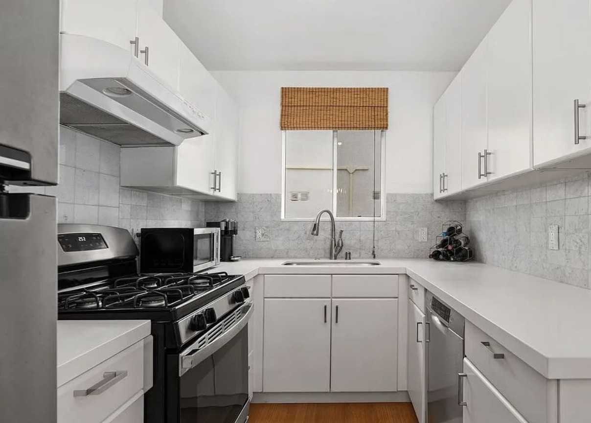 2431 3rd St #9 - Photo 3 of 8