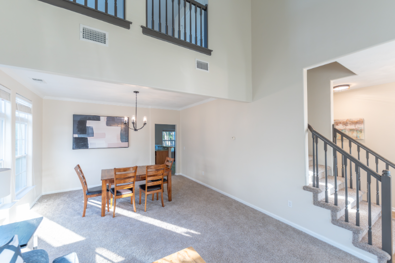 2076 Queens Point Dr - Photo 3 of 11