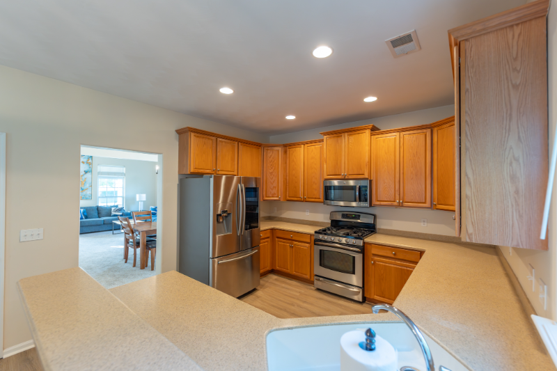 2076 Queens Point Dr - Photo 4 of 11