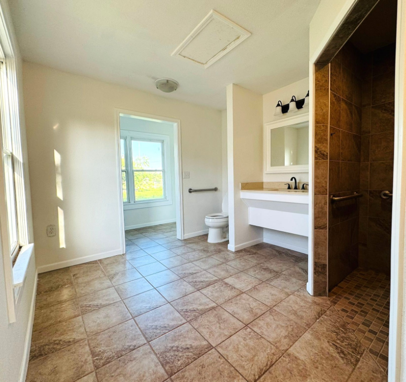 2417 Oaklawn Blvd - Photo 2 of 8