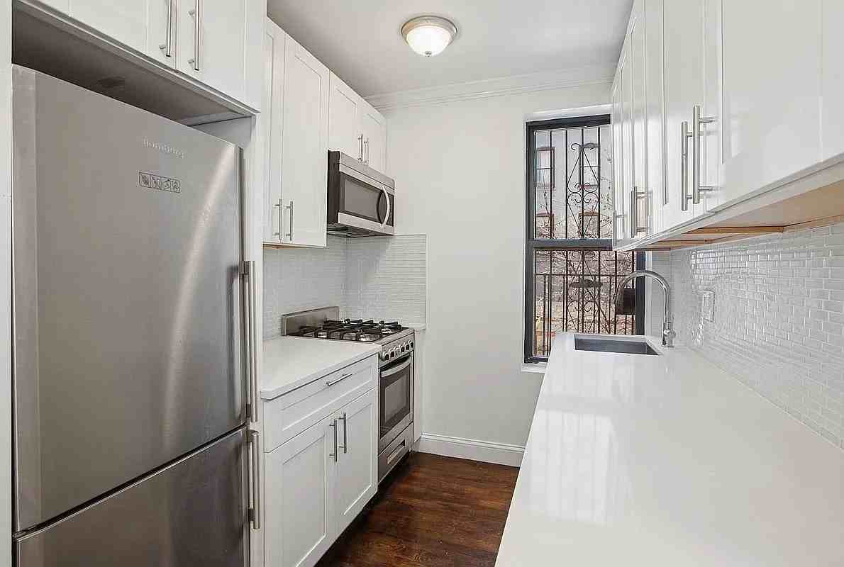 2052 21st St - Photo 4 of 6