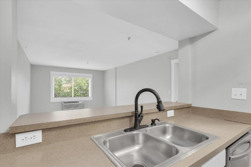 406 W Cedar St #403 - Photo 4 of 18