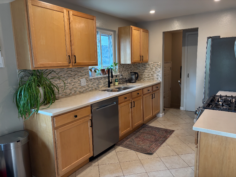 925 Wolff St - Photo 3 of 9