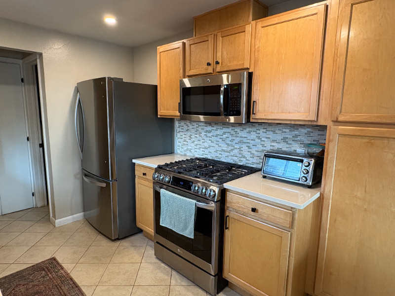 925 Wolff St - Photo 4 of 9