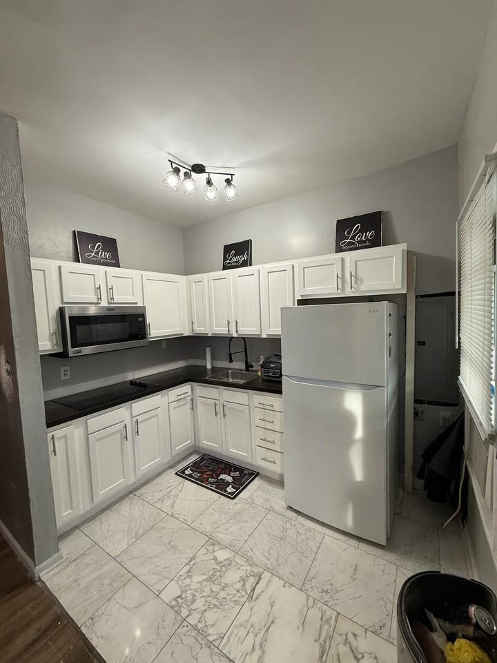 824 Lincoln St #1 - Photo 2 of 4