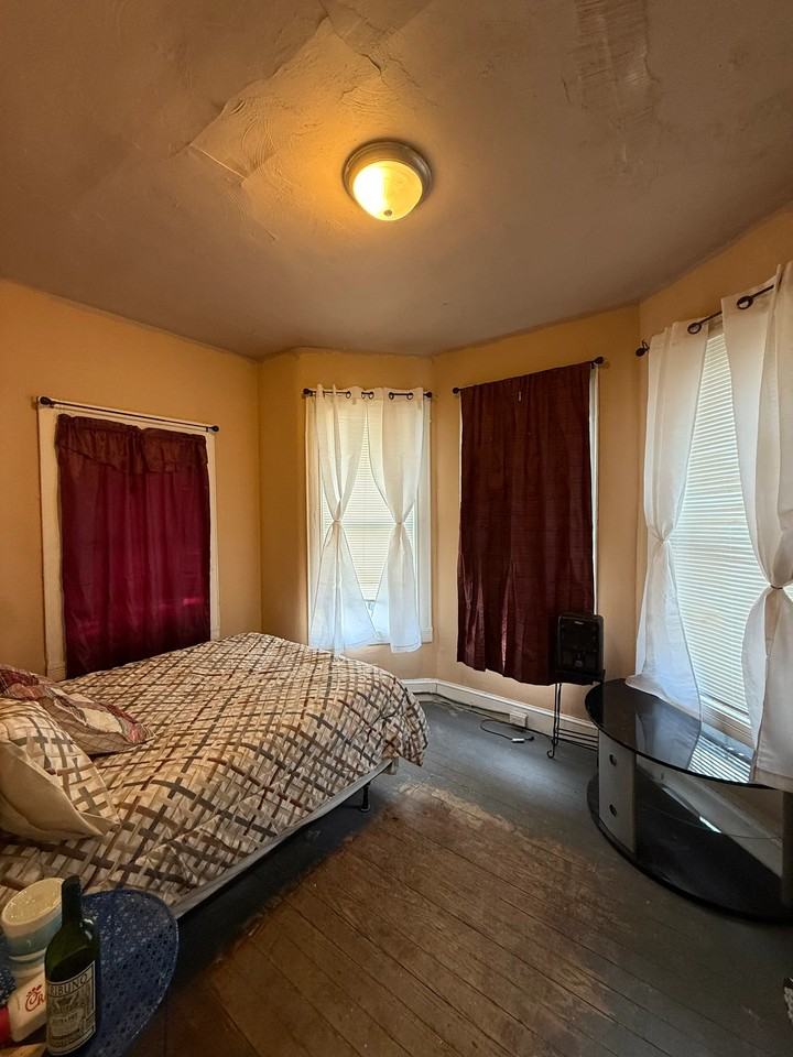 824 Lincoln St #1 - Photo 3 of 4