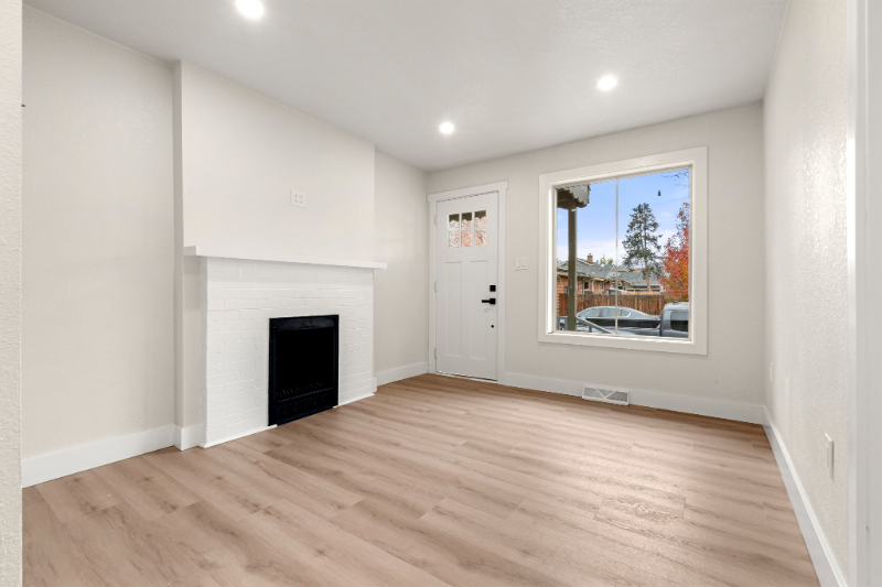 704 E Dakota Ave - Photo 3 of 12