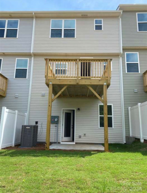 3010 Pirates Pl - Photo 5 of 13