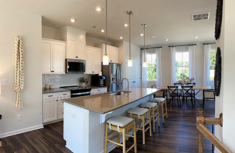 3010 Pirates Pl - Photo 7 of 13